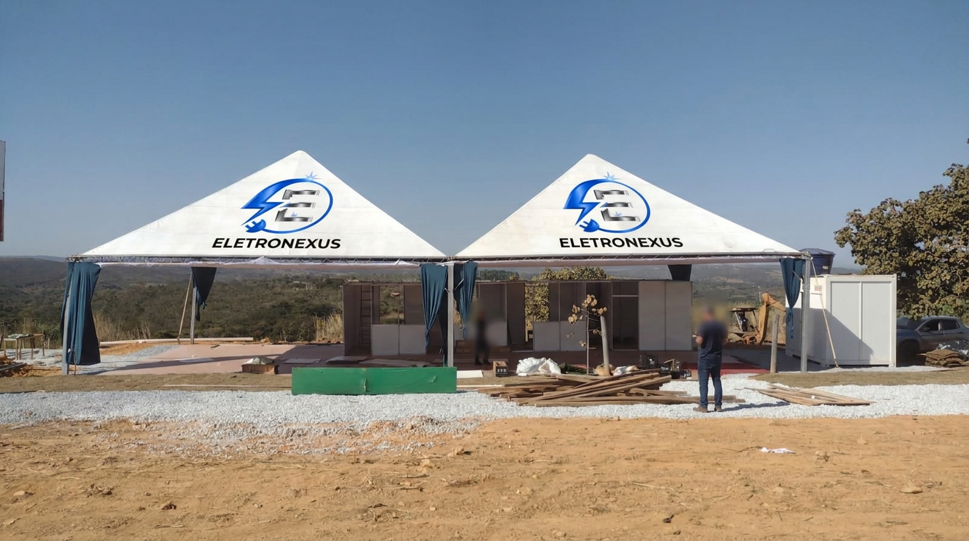 Montagem de tendas para evento em área externa