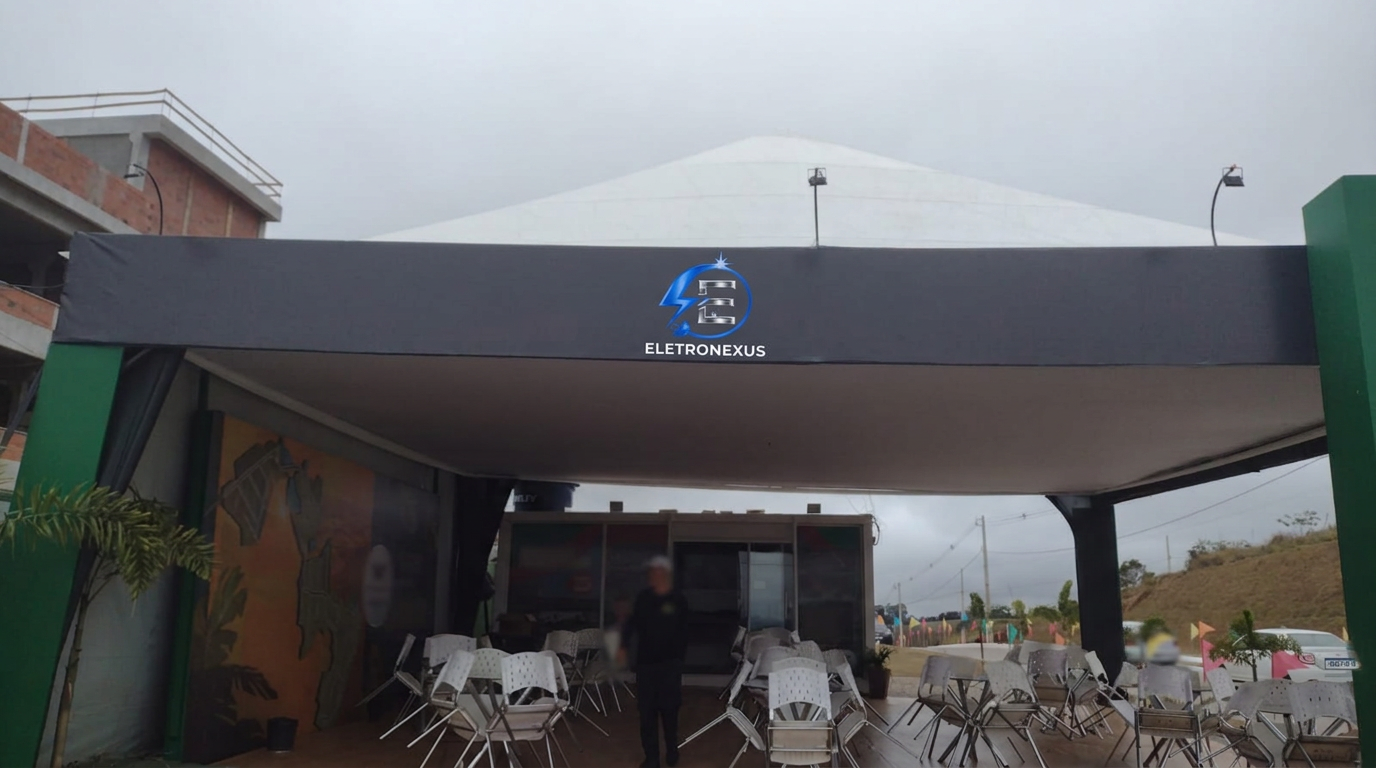 Fachada de tenda para evento com instalação elétrica completa