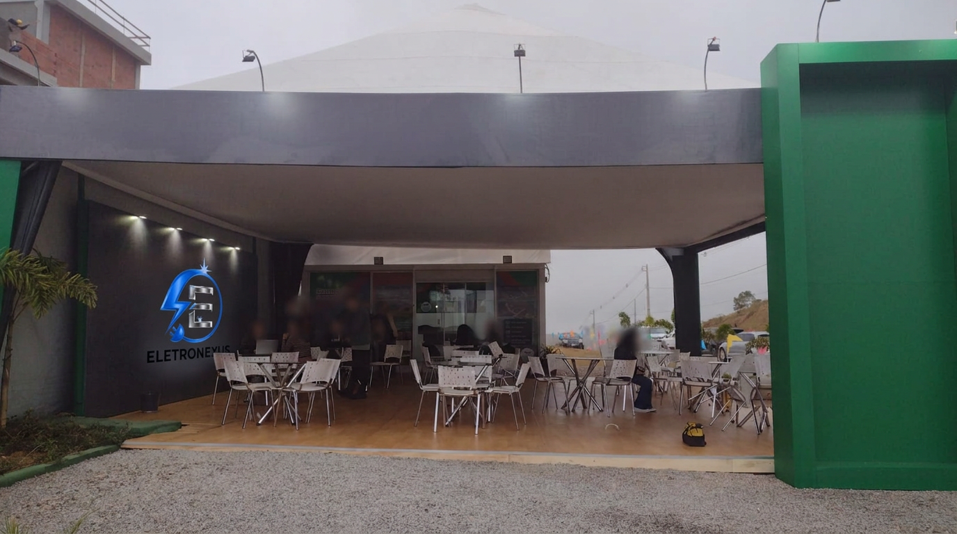 Vista interna da tenda montada para evento