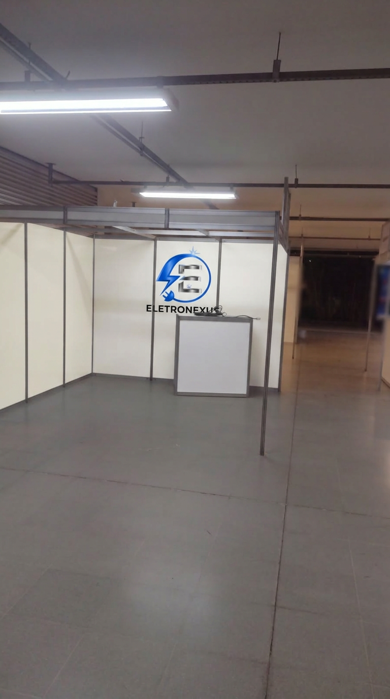 Estrutura de stand modular pronta para instalação elétrica