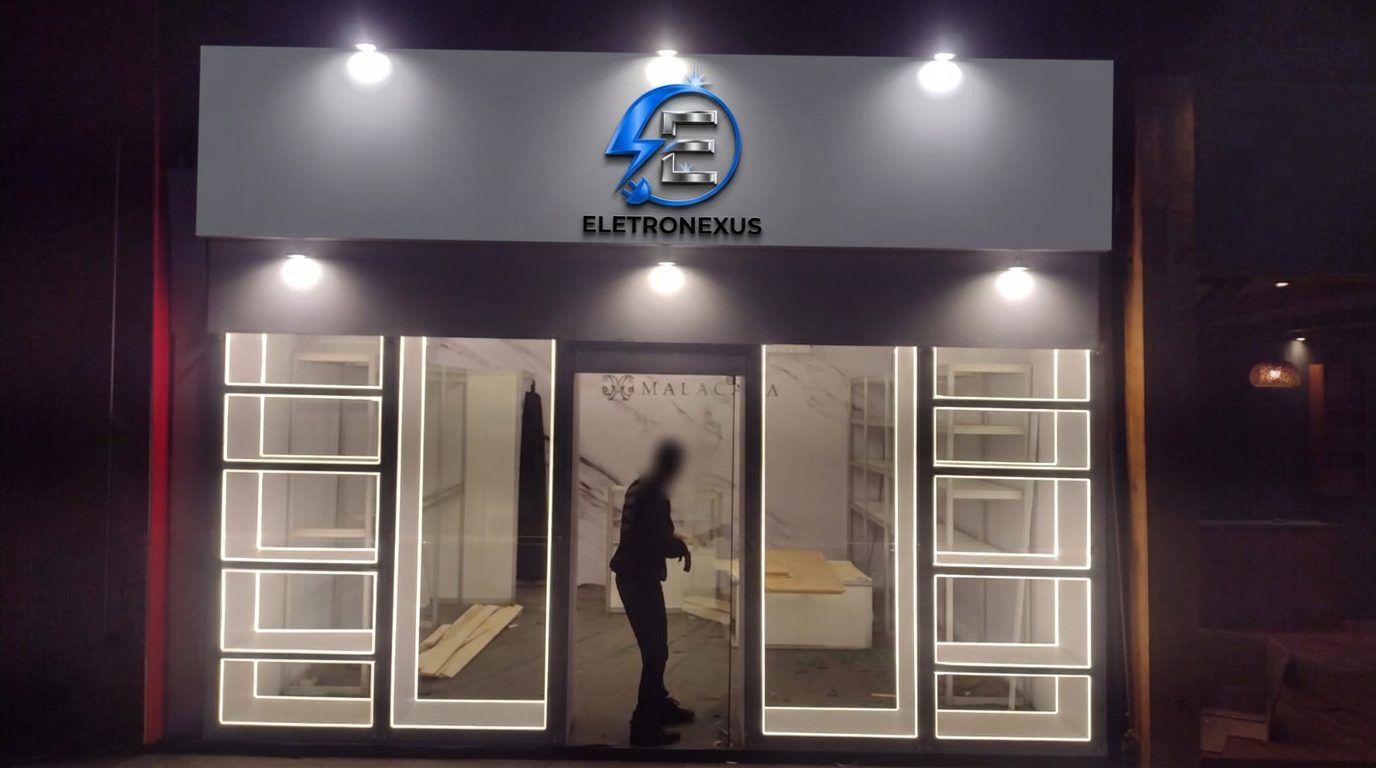 Fachada comercial com iluminação em LED instalada pela ELETRONEXUS