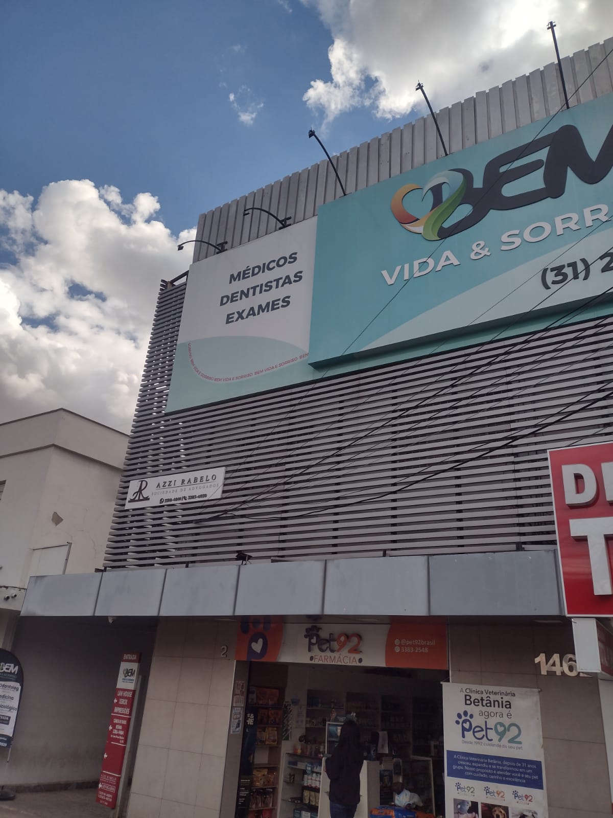 Fachada comercial com comunicação visual instalada