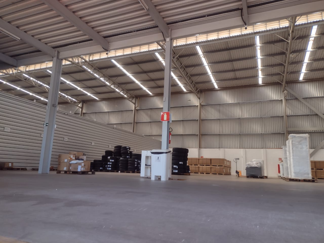 Iluminação industrial instalada em galpão